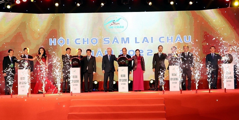 Chủ tịch nước Nguyễn Xuân Phúc dự khai mạc Hội chợ Sâm Lai Châu năm 2022