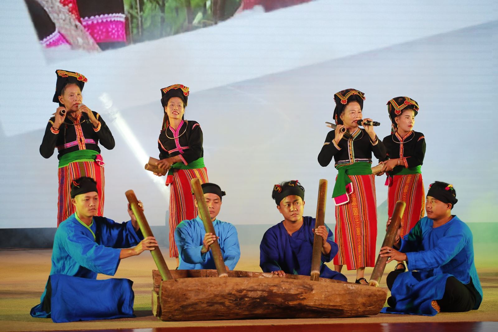 Liên hoan nghệ thuật quần chúng và trình diễn trang phục truyền thống các dân tộc có số dân dưới 10.000 người